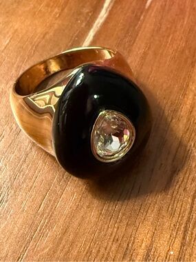 Pear shaped goldtone crystal and resin cocktail ring size 9